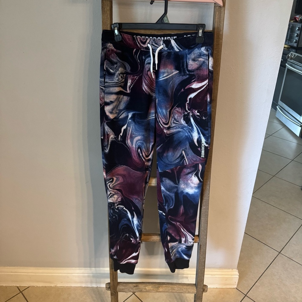 Abercrombie kids boys jogger fleece sweatpants
Like new condition
Size 15/16 - Picture 3 of 7